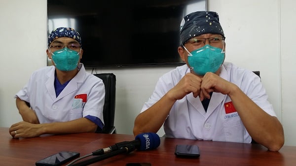 Dr. Feng Kai (ibumoso) na Dr. Wu Yao