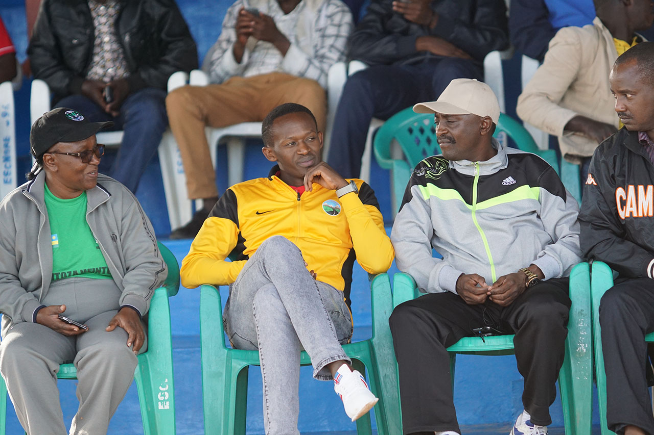 Umunyamabanga mukuru wa Mukura Fidele Niyobuhungiro (hagati) areba umupira