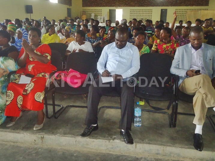 Kuri uyu wa mbere nibwo bagiranye ibiganiro n'abadepite.