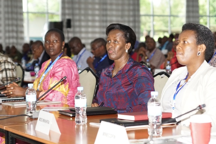 Madame Jeannette Kagame yari mu bifatanyije n'abandi mu mwiherero.