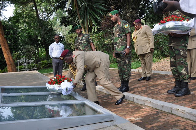 Umwe mu basirikare ba Malawi baje mu Rwanda ashyira indabo ku mva zishyinguye ku rwibutso rwa Jenoside rwa Kigali.