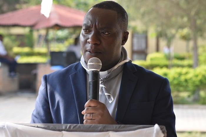 Padiri Jean Bosco Ntirenganya, uyobora IFAK asanga kwigisha urukundo n