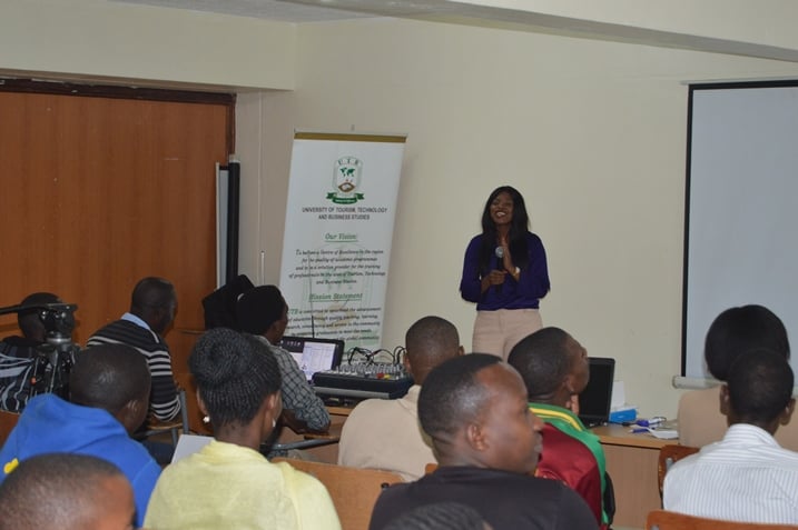 Umukozi wa Microsoft for Afrika asobanurira abanyeshuri ba UTB uko bakoresha amahirwe itanga mu kuzamura imishinga yabo.
