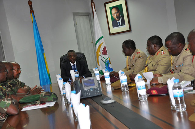 Itsinda rya Malawi ryabonanye na Ministiri w'Ingabo z'u Rwanda Gen James Kabarebe.