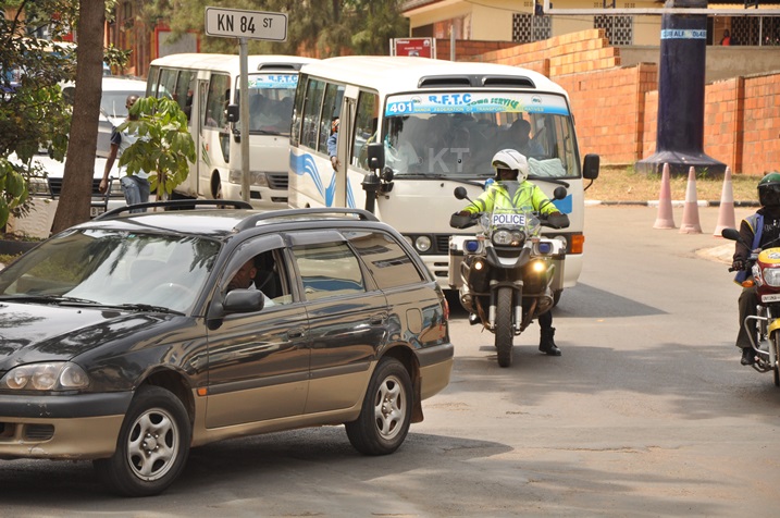 Umupolisi wo mu muhanda ari kuyobora bimwe mu binyabiziga mu gihe iyi gahunda itangiye kumenyerezwa.