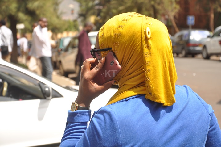 Uyu yavugiraga kuri telefone atikanga ko imodoka yamutungura ikamugonga.