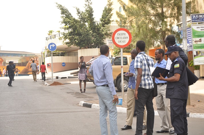 Polisi niyo iri gufasha abantu yaba abanyamaguru cyangwa abafite imodoka zabo kubamenyereza iyi gahunda nshya.