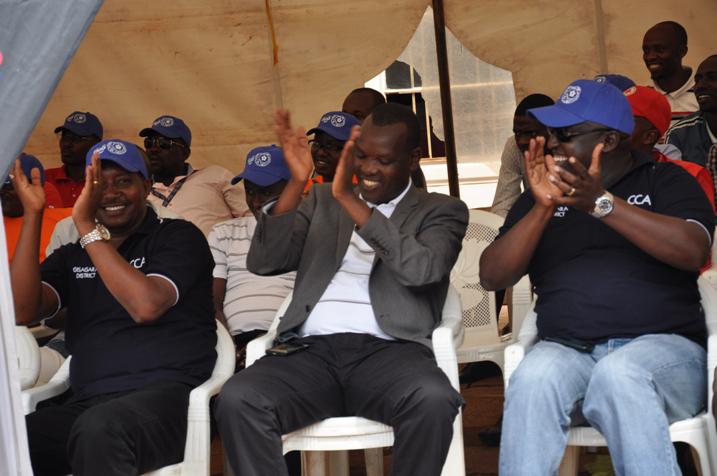 Mayor wa Huye Muzuka Eugene(hagati) yishimiye uburyo minister yashimye akarere ke ko gakunda imikino 