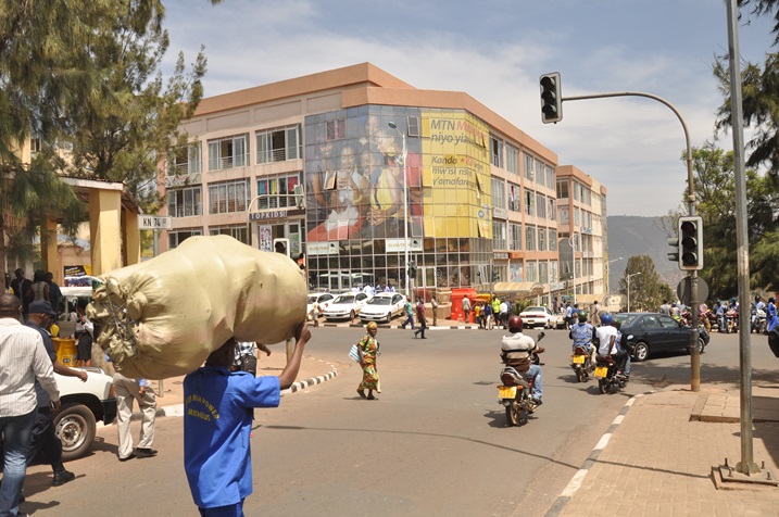 Umuhanda ugana kuri iri soko rishya naho hari gahunda ko ari wo uzakurikiraho mu kugirwa uw'abanyamaguru gusa.