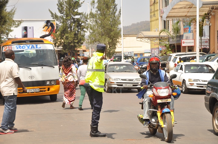 Polisi yo iri mu gikorwa cyo kuyobora ibinyabiziga mu byerekezo bishya.