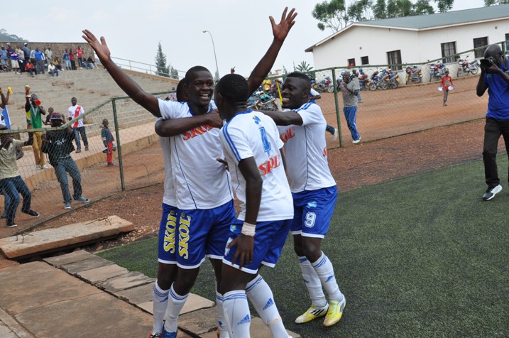 Abakinnyi ba Rayon Sports bamufashije kwishima