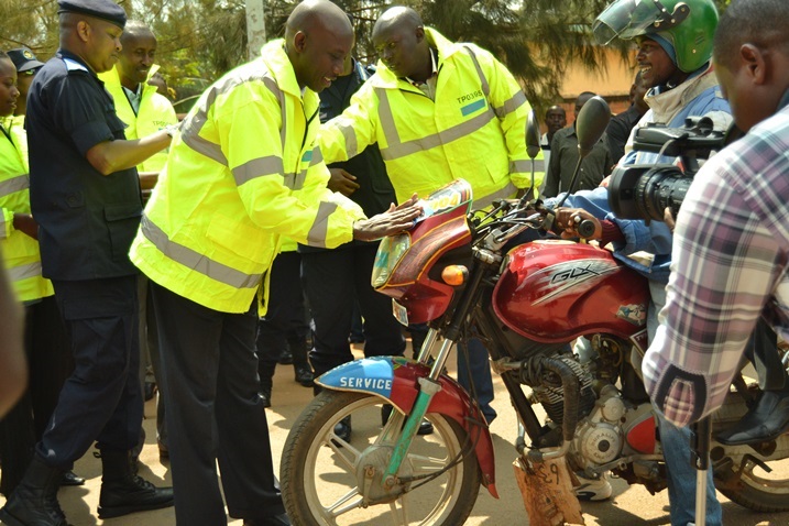 Minisitiri Kaboneka ari mu gikorwa cyo gukangurira abatwara ibinyabiziga gukoresha umuhanda neza.