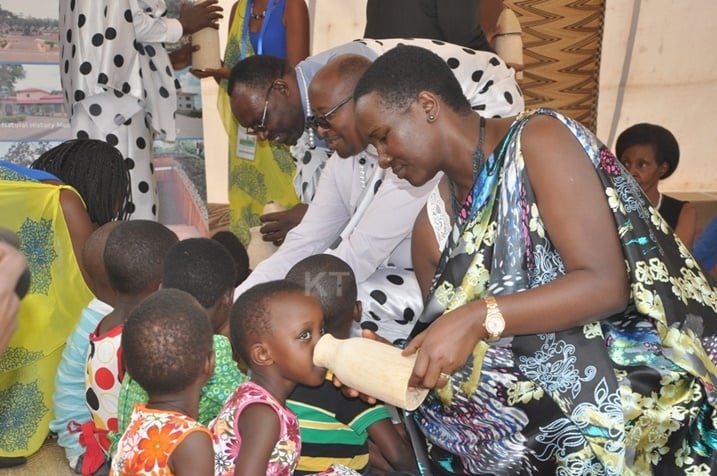 Minisitiri Uwacu hamwe n'abandi bayobozi barimo Minisitiri Kanimba na Minisitiri Musoni baha abana amata.