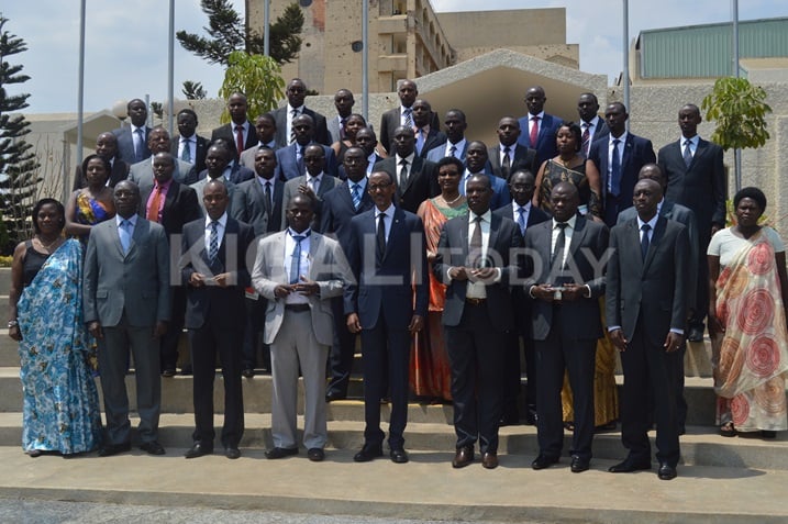 Abayobozi b'uturere basinyira imihigo y'ibyo bazakora imbere ya Perezida Kagame buri mwaka.