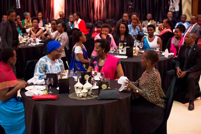 Madame Claudine Talon yakiriwe ku meza na Madame Jeannette Kagame 