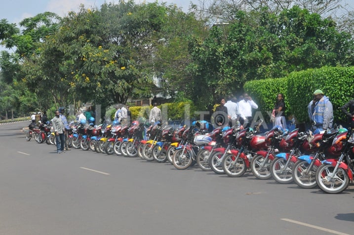 Abamotari bahisemo guhagarika akazi kugira ngo bifatanye n'abigaragambya bamagana leta y'u Bwongeleza.