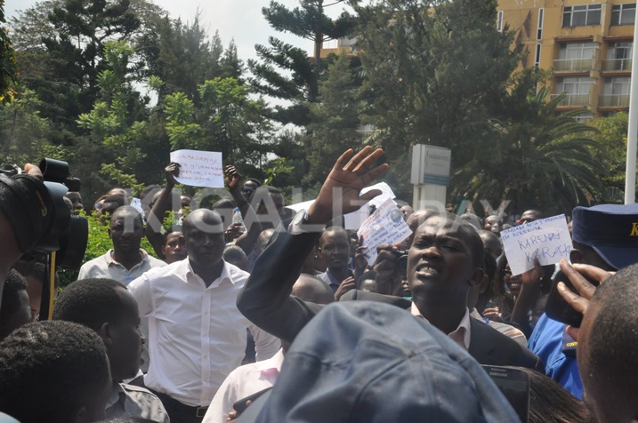 Herbert Muhire wari uyoboye abigaragambya yavuze ko bazagoheka ari uko Lt. Gen. Karake afunguwe.