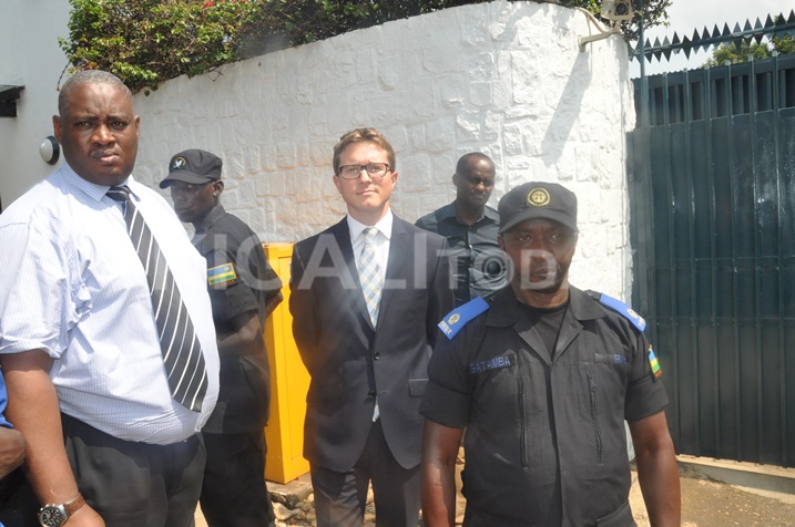 Ambasaderi w'u Bwongeleza WIlliam Gelling yari yaje kwakira ubutumwa bw'abigaragambya.