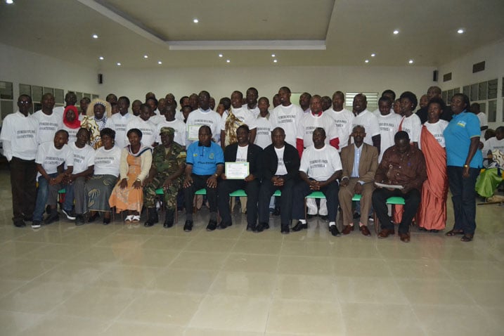 Abayobozi batandukanye bafashe ifoto y'urwibutso n'abatoza b'Intore mu ishuri INES Ruhengeri.