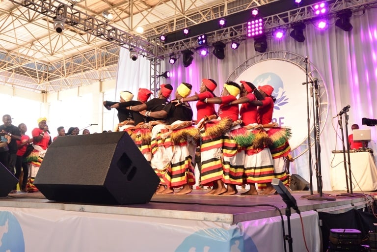 Habanje imbyino zitandukanye zigaragaza umuco w'ibihugu. Aha abaturutse muri Uganda bari bari kwiyerekana.