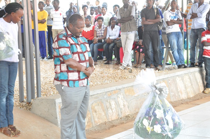 Dr. Dusingizemungu Jean Pierre ukuriye IBUKA, ashyira indabo ku rwibutso rwa Nyanza.