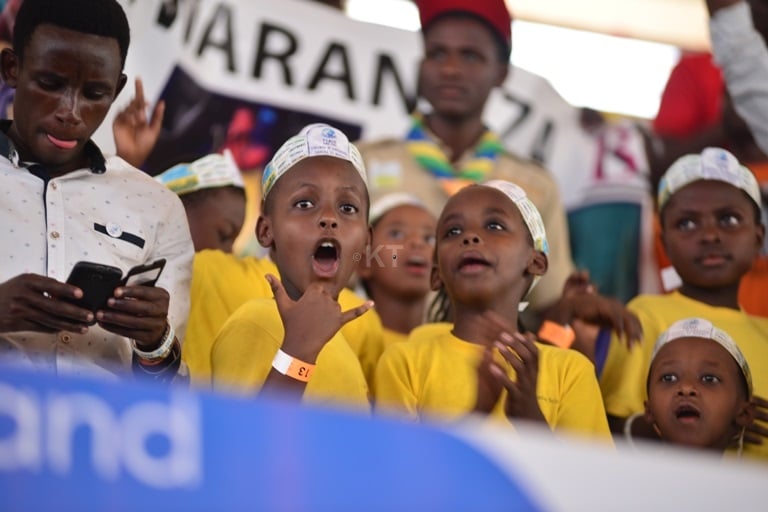 Aba bana bari batangajwe no kubona abasitari basanzwe babona ku matereviziyo.