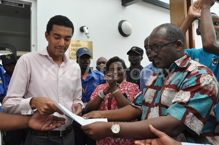 Bashyikirije inyandiko abakozi ba ambasade y'u Bwongereza isaba ko Lt. Gen Karake arekurwa.