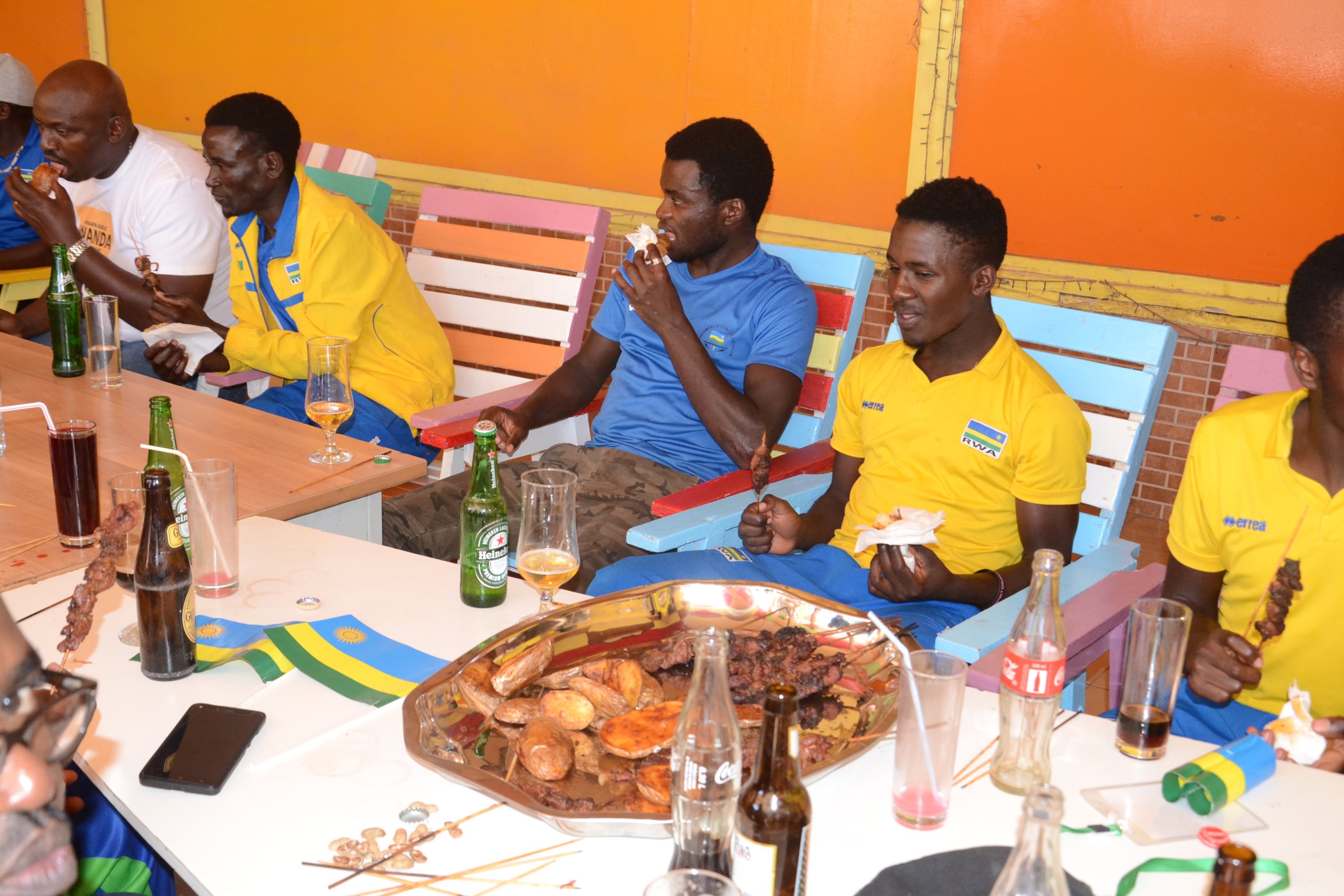 Abakinnyi ba Team Rwanda bafata ifunguro