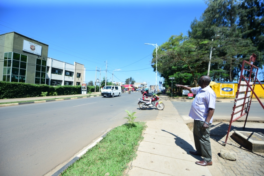 Aho atunga urutoki niho hamamaye ku izina ryo kwa Rwahama, hari icyapa cya bisi zitwara abagenzi