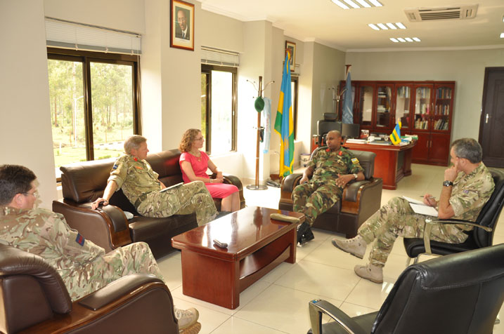 Intumwa ziturutse muri British Peace Support Team zisobanurirwa imikorere ya RPA.