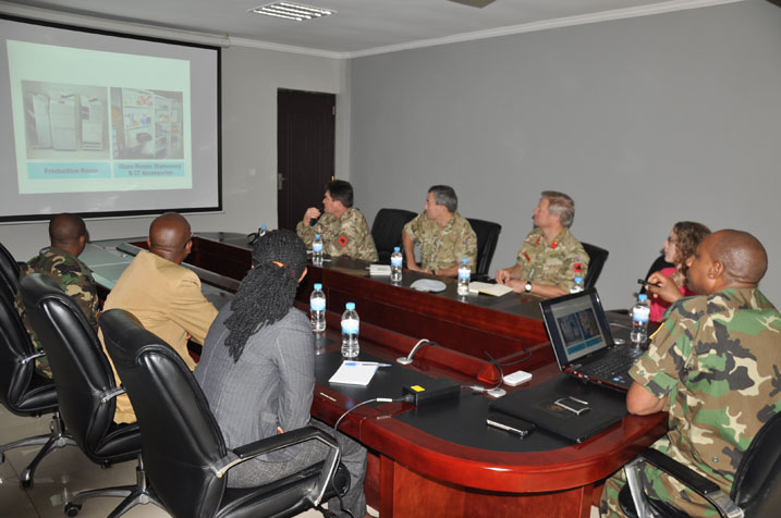 Col. Jules Rutaremara uyobora RPA yereka intumwa ziturutse muri British Peace Support Team bimwe mu bikoresho bifashisha.