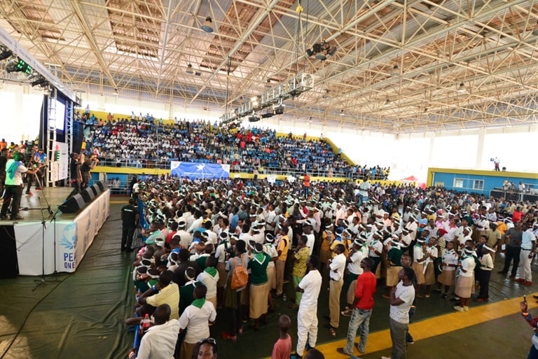 Stade nto yari yuzuye, abandi barasaguka bajya mu kibuga.
