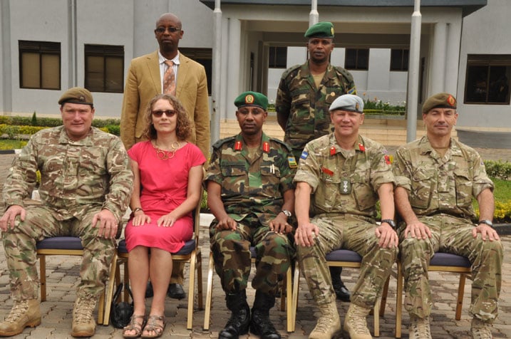 Abayobozi muri Rwanda Peace Academy bafata ifoto y'urwibutso hamwe n'intumwa zaturutse muri British Peace Support Team muri Afurika y'Uburasirazuba.