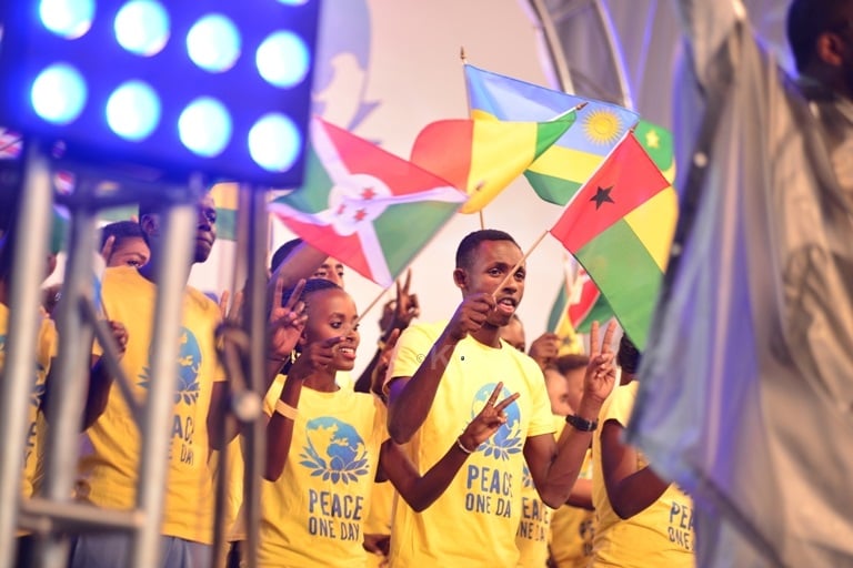 Abo bana nabo batumye stage isa neza kubera uruvangitirane rw'amadarapo y'ibihugu byo mu karere.