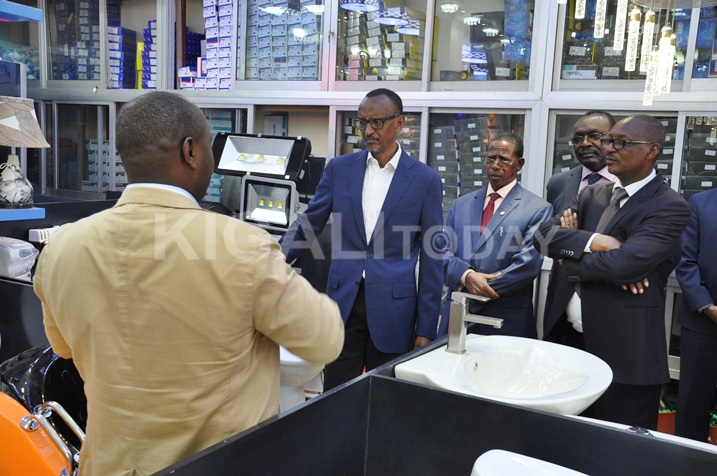 Perezida Kagame yasabye abakorera mu Gakiriro kuzirikana indangagaciro z