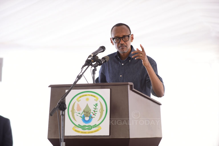 Perezida Kagame yasabye abashoramari kwita ku bikorerwa mu Rwanda kuruta ku byoherezwa hanze