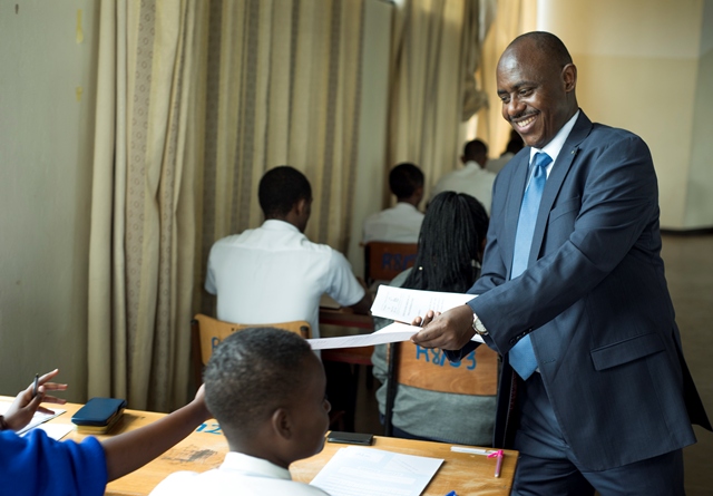 Ataramenya ko hari abicaranye bahuje ikizami yafatanyije n'abandi bayobozi gushyikiriza abana ibizami