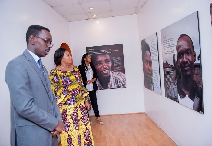 Honore Gatera uyobora Urwibutso rwa Kigali asobanurira Madame Tshisekedi
