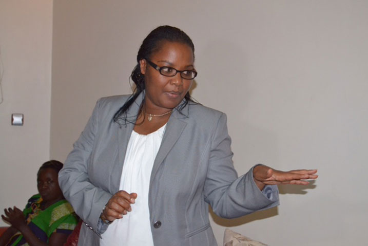 Minisitiri Mukeshimana Geraldine asobanurira Abanyarwanda baba muri Senegal no muri Afurika y'Iburengerazuba aho u Rwanda rugeze rwubaka urwego rw'ubuhinzi n'ubworozi (Photo Pascal Mukiza).