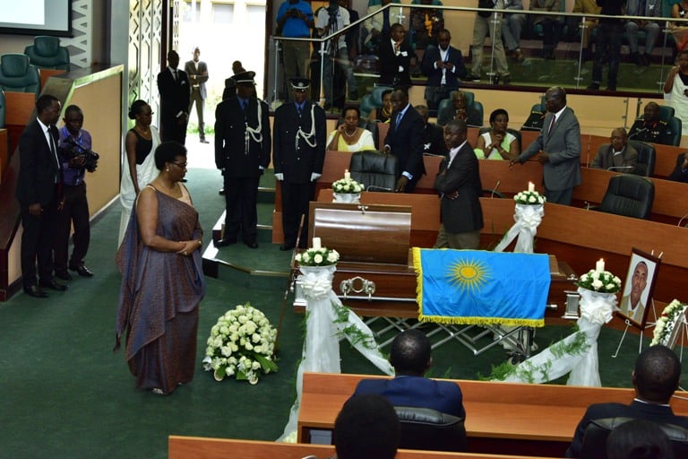 Perezida w'Inteko ishinga amategeko umutwe w'abadepite Mukabarisa Donatile yunamira Senateri Mucyo