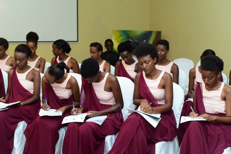 Abahatanira Miss Rwanda 2017 basinyiye imihigo bazahigura mu gihe cya manda yabo 