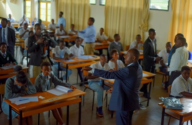Yanirukanye abagenzuraga imikorere y'ibizami batari bafite ibibaranga 