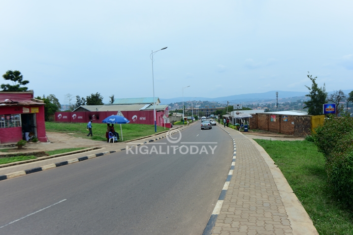 Iyo zigeze muri uwo muhanda zimanuka nk'izigiye ku Bitaro bya Faisal ariko zigahita zikatira mu mukono wa mbere w'ibumoso.
