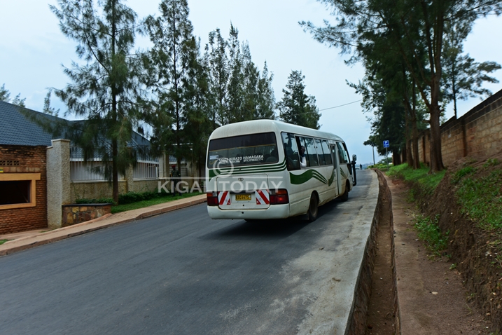 Iyo modoka ihagaze ku cyapa giteganye n'icyicaro cy'Ubushinjacyaha bwa Gisirikare.