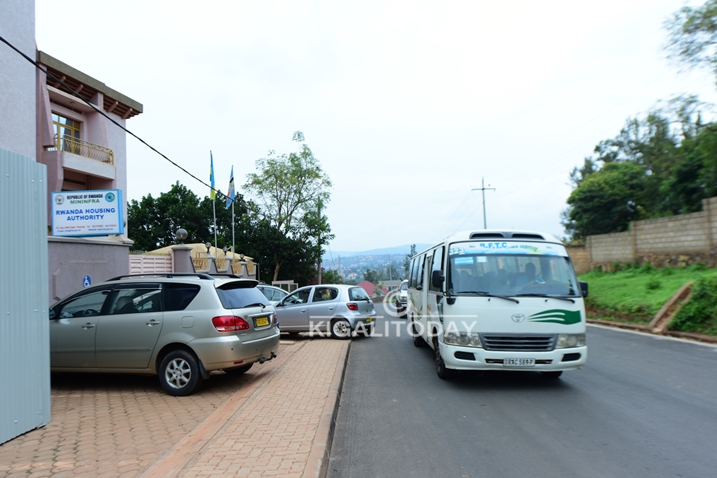 Imodoka ivuye mu muhanda unyura ku Bushinjacyaha bwa Gisirikare ihingukira ku cyicaro cy'Ikigo cy'Igihugu gishinzwe imiturire (RHA).