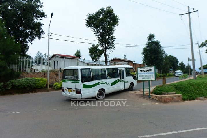 Iyo zivuye mu muhanda wa RTDA zimanuka gato zigahita zikatira i Bumoso mu muhanda unyura ku cyicaro cya Minisiteri y'Ubuhinzi n'Ubworozi (MINAGRI)