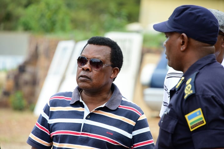 Gatarayiha, umuyobozi wa Bambino, asobanurira Polisi yaje kuzimya uko babonye inkongi itangira.