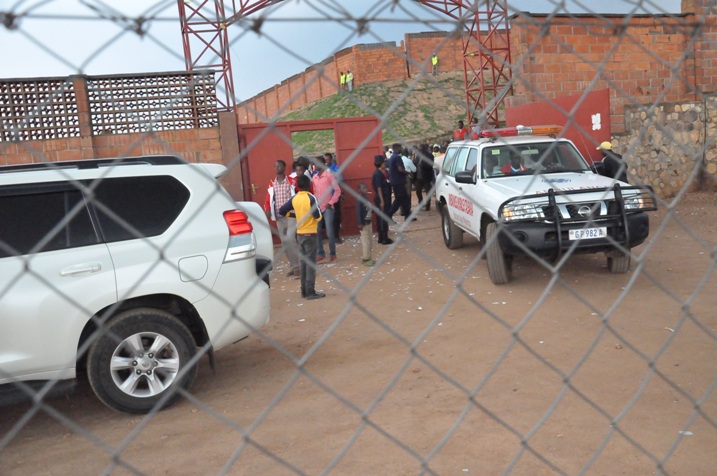 Ambulance yinjiranye na Mayor Abdallah ubwo haburaga iminota itanu ngo umukino utangire