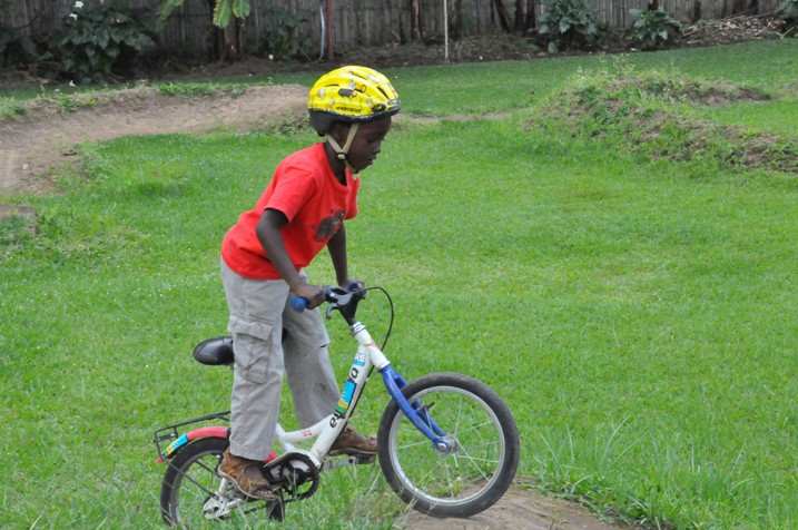 Jonathan umwana wa Rafiki wahoze ari umukinnyi wa Team Rwanda, ku myaka itandatu gusa agaragaza ko azavamo umukinnyi ukomeye w'igare