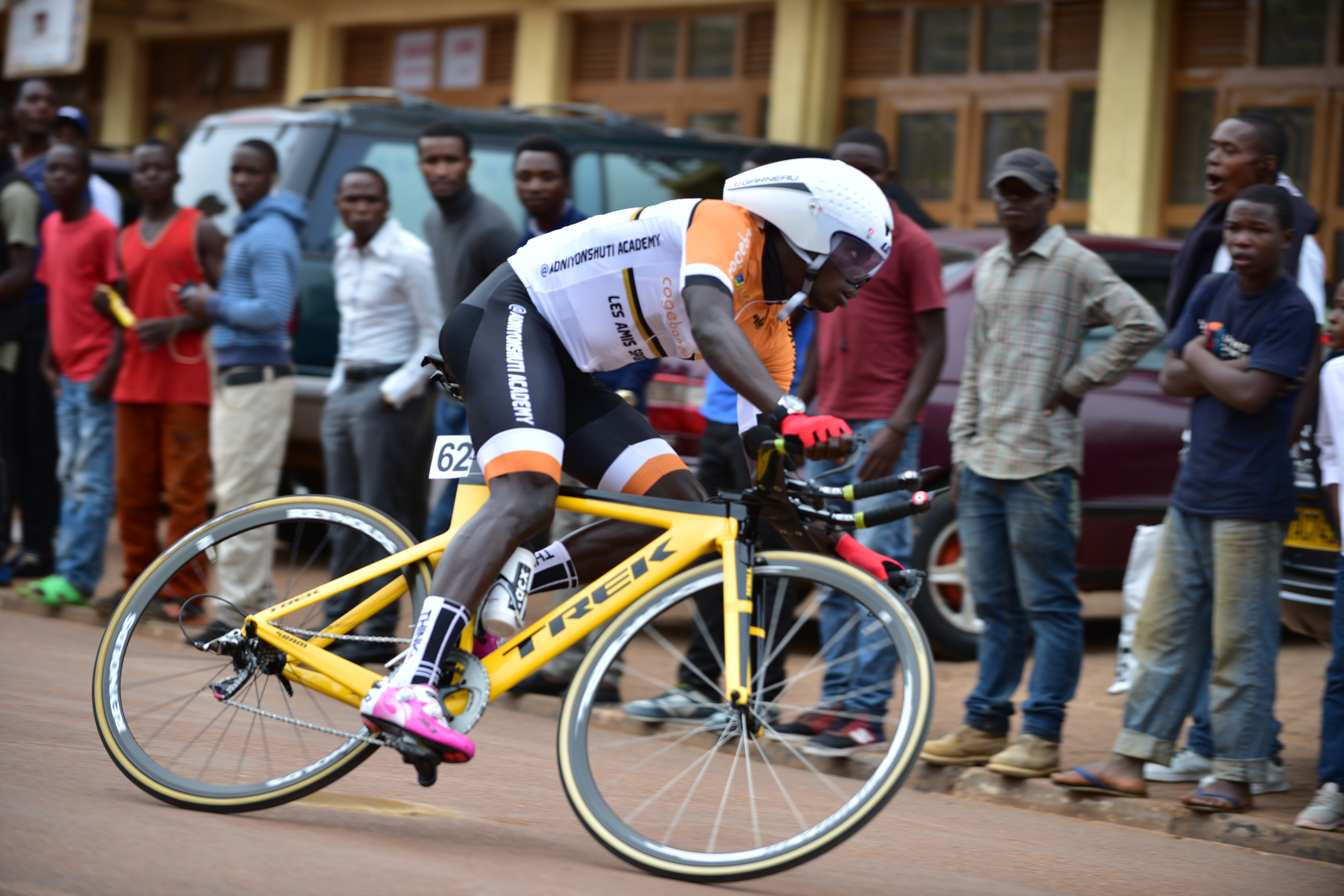 Jean Claude Uwizeye wa Les Amis Sportifs akata igare